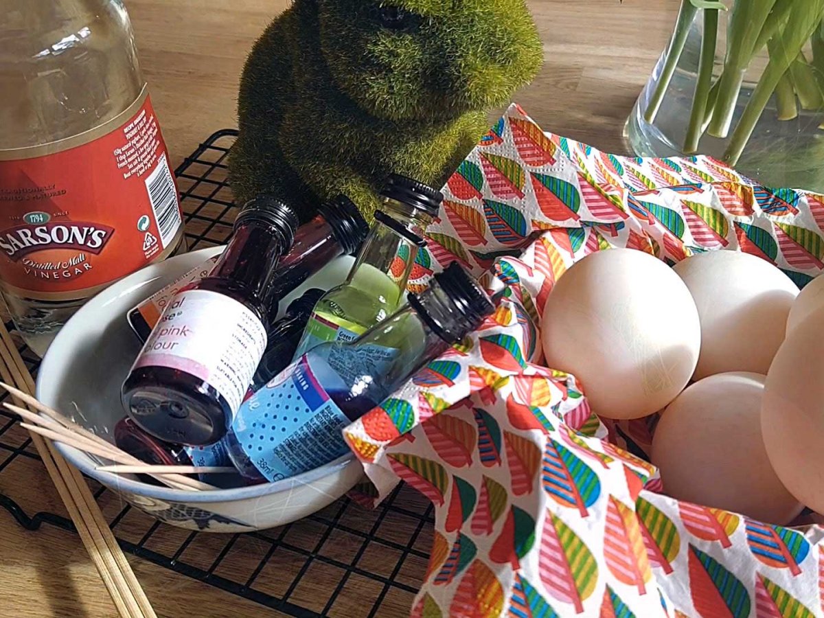 Little Explorers: Marbled Easter Eggs